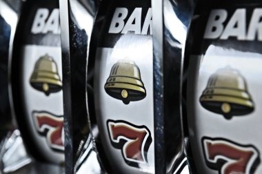 Tangkapan layar aplikasi hakata136 menampilkan studio roulette dengan dealer langsung dan kontrol taruhan yang responsif